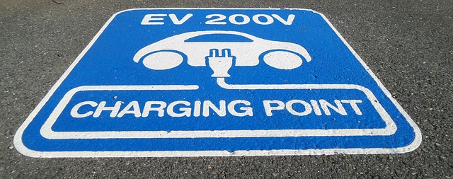 電気自動車・EVの急速充電と普通充電の違いは？充電設備の種類・メリット・デメリット