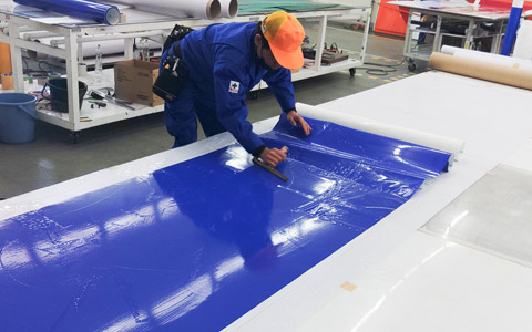 フィルム貼りの様子1