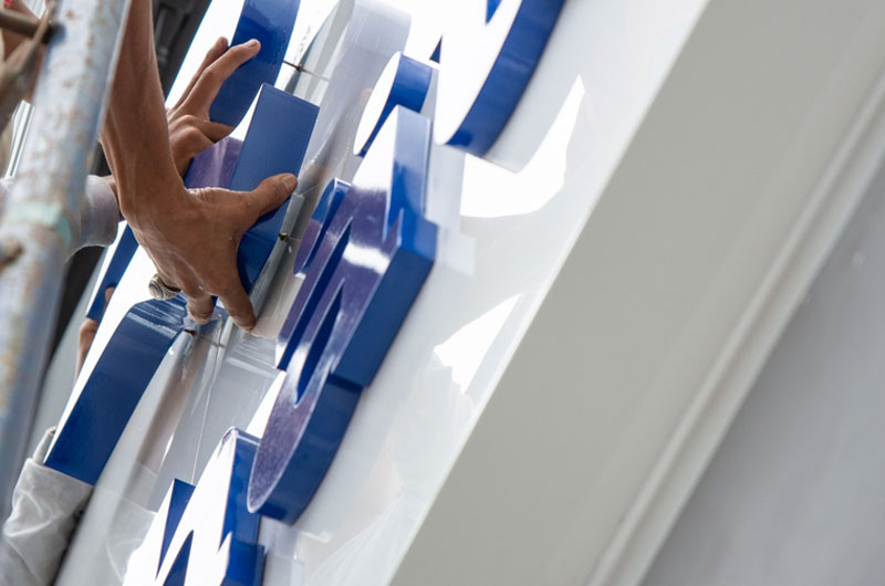 看板製作の流れと費用相場